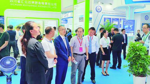 專家領(lǐng)導(dǎo)巡展見證鹽湖產(chǎn)業(yè)發(fā)展成果